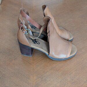 OTBT Metaphor Medium Brown Textured Leather Heel Ankle Bootie w/Buckle (Brown)